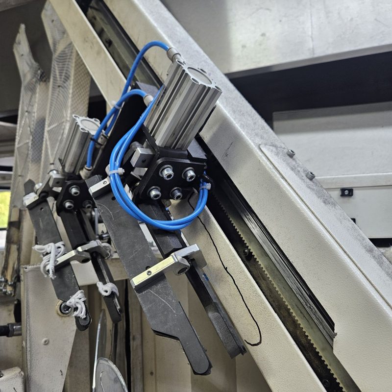 Mechanizm maszyny z osią napędową i pneumatycznymi chwytakami