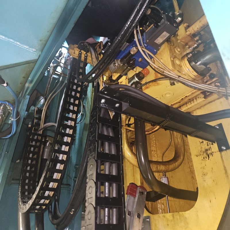 Przewody elektrozaworów i prowadniki kablowe na prasie hydraulicznej